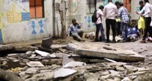 Al menos cuatro personas han muerto y 28 han resultado heridas hoy en el derrumbe de un puente para peatones que da acceso a una estación de tren en la ciudad de Bombay (Mumbai), en el oeste de la India.