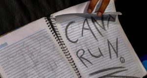 La Policía brasileña solicitó este jueves la detención de un adolescente de 17 años sospechoso de participar en la planificación de la matanza perpetrada el miércoles por dos tiradores en una escuela de la localidad de Suzano, a 60 kilómetros de Sao Paulo, que dejó diez muertos y once heridos.