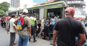 Venezuela regresó este jueves a las actividades productivas y comerciales al cumplirse una semana del masivo apagón que paralizó y dejó a oscuras al país, y por el cual el gobierno de Nicolás Maduro y la oposición cruzaron denuncias.