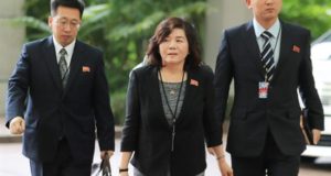 La viceministra de Exteriores norcoreana, Choe Son-Hui (c), dijo hoy que el régimen está estudiando suspender el diálogo sobre desnuclearización con EEUU tras el fracaso de la cumbre de Hanói, según informa la agencia Yonhap citando reportes de la rusa Tass. EFE/Archivo