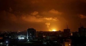 Una columna de humo se eleva sobre los edificios en ciudad de Gaza después de que el Ejército israelí llevara a cabo esta noche más de cien bombardeos sobre Gaza en respuesta a los dos cohetes lanzados desde la franja anoche hacia Tel Aviv, que activaron las alarmas antiaéreas de la ciudad y no causaron daños. EFE