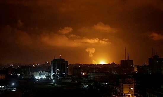 Una columna de humo se eleva sobre los edificios en ciudad de Gaza después de que el Ejército israelí llevara a cabo esta noche más de cien bombardeos sobre Gaza en respuesta a los dos cohetes lanzados desde la franja anoche hacia Tel Aviv, que activaron las alarmas antiaéreas de la ciudad y no causaron daños. EFE