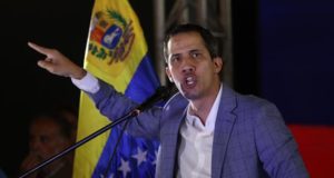 El jefe del Parlamento venezolano y auto-proclamado presidente interino del país, Juan Guaidó, habla durante un encuentro con líderes vecinales del área metropolitana de Caracas este jueves, en Caracas (Venezuela). EFE