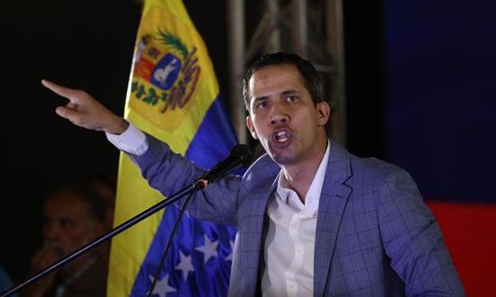 El jefe del Parlamento venezolano y auto-proclamado presidente interino del país, Juan Guaidó, habla durante un encuentro con líderes vecinales del área metropolitana de Caracas este jueves, en Caracas (Venezuela). EFE