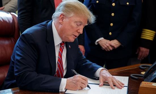 El presidente de los Estados Unidos, Donald J. Trump, hace comentarios sobre la seguridad nacional y la crisis humanitaria en la frontera sur y veta la legislación que anula su declaración de emergencia nacional en la frontera sur en una ceremonia en la Oficina Oval de la Casa Blanca en Washington, DC, EE. UU. , 15 de marzo de 2019. EFE
