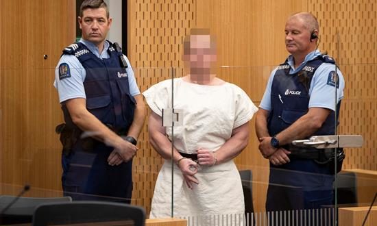 Uno de los detenidos por los tiroteos contra dos mezquitas en Nueva Zelanda en los que murieron 49 personas compareció hoy ante un tribunal al día siguiente de la masacre en la ciudad de Christchurch. EFE
