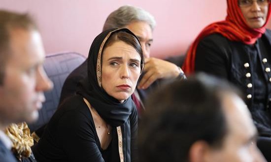 La primera ministra de Nueva Zelanda, Jacinda Ardern (C), se reúne con miembros de la comunidad musulmana después del tiroteo masivo en dos mezquitas, en Christchurch, Nueva Zelanda, el 16 de marzo de 2019, en el que murieron 49 personas y 48 resultaron heridos. EFE