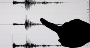 El temblor de tierra se sintió a las 15.06 horas (18.06 GMT) y su epicentro se situó 23 kilómetros al noroeste de la ciudad de La Serena y 472 kilómetros al norte de Santiago. EFE/Archivo