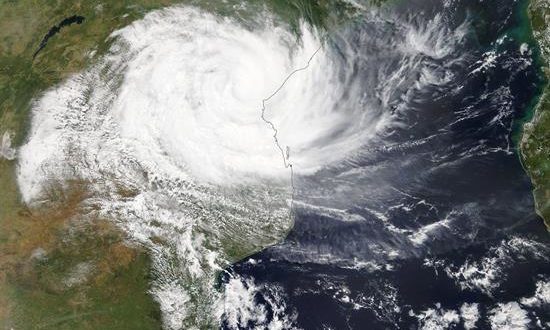 Imagen tomada por satélite que muestra el ciclón Idai mientras llega a Mozambique. EFE/ Nasa Worldview