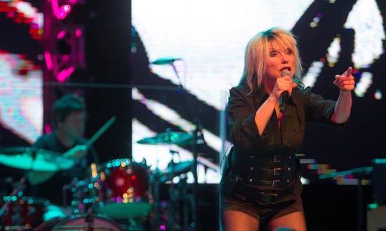 La emblemática banda estadounidense de rock Blondie actuó por primera vez en Cuba con dos conciertos en los que compartió escena con reconocidos artistas de la isla, entre ellos Alain Pérez, David Blanco y Síntesis.