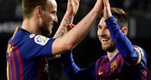 Los jugadores del FC Barcelona, el argentino Leo Messi (d) y el croata Iván Rakitic, celebran el cuarto gol del equipo blaugrana durante el encuentro correspondiente a la jornada 28 de primera división que han disputado frente al Real Betis en el estadio Benito Villamarín, en Sevilla. EFE