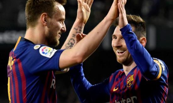Los jugadores del FC Barcelona, el argentino Leo Messi (d) y el croata Iván Rakitic, celebran el cuarto gol del equipo blaugrana durante el encuentro correspondiente a la jornada 28 de primera división que han disputado frente al Real Betis en el estadio Benito Villamarín, en Sevilla. EFE