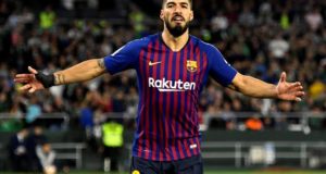 El delantero uruguayo del FC Barcelona, Luis Suárez, celebra el tercer gol del equipo blaugrana durante el encuentro correspondiente a la jornada 28 de primera división frente al Real Betis en el estadio Benito Villamarín, en Sevilla. EFE