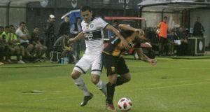 El jugador de Olimpia Néstor Camacho (i) disputa el balón con Cesar Cabral de Guaraní este domingo, durante un partido disputado en el estadio Defensores Del Chaco en Asunción (Paraguay). EFE