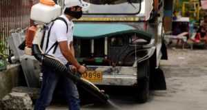 Un trabajador fumiga las calles de Manila (Filipinas) debido al aumento de casos de dengue. EFE/ Archivo