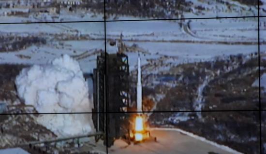 Fotografía cedida por la Agencia de Noticias Norcoreana (KCNA), en diciembre de 2012, donde se muestra el lanzamiento de un cohete balístico de largo alcance desde el Centro Espacial Sohae, condado de Cholsan, provincia del norte de Pyongang, Corea del Norte. EFE/Archivo