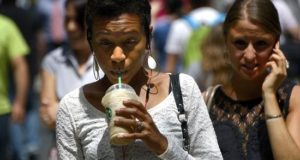 De acuerdo a su investigación, beber de uno a cuatro refrescos al mes supone un 1 % de incremento del riesgo de muerte prematura; de dos a seis por semana un 6 % más; de una a dos por día un 14 %; y dos o más al día un 21 %. EFE/Archivo