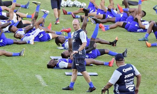 El director técnico uruguayo Fabián Coito (c) durante un entrenamiento de la selección nacional de Honduras celebrado este lunes en el estadio Olímpico Metropolitano de la ciudad de San Pedro Sula (Honduras). EFE