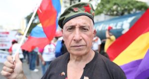 Varios sectores de Caracas sufrieron la mañana de este lunes un apagón mientras habitantes de las urbanizaciones del este de la capital venezolana protestaron exigiendo el restablecimiento de la energía eléctrica y el suministro de agua.