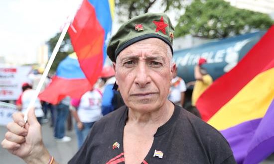 Varios sectores de Caracas sufrieron la mañana de este lunes un apagón mientras habitantes de las urbanizaciones del este de la capital venezolana protestaron exigiendo el restablecimiento de la energía eléctrica y el suministro de agua.