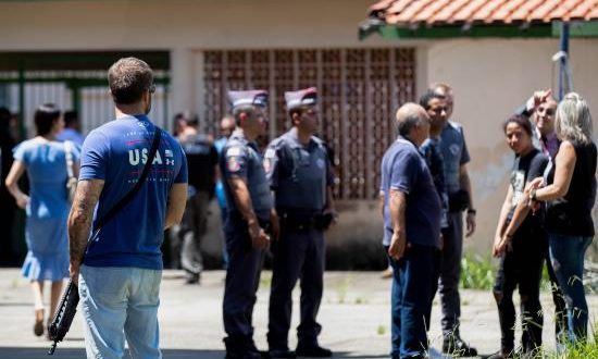 Miembros de la Policía en el exterior de la escuela de la ciudad de Suzano (Brasil), horas después del tiroteo. EFE/Archivo