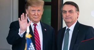 El presidente de Estados Unidos, Donald Trump (i), recibe a su homólogo brasileño, Jair Bolsonaro (d), a su llegada a la Casa Blanca, donde ambos mandatarios planean hablar sobre comercio, inversiones y la situación en Venezuela, este martes en Washington (Estados Unidos). EFE