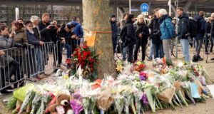 Flores depositadas en memoria de las víctimas del tiroteo ocurrido ayer en la ciudada holandesa de Utrecht, en el que fallecieron tres personas y otras cinco resultaron heridas. EFE
