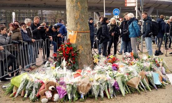 Flores depositadas en memoria de las víctimas del tiroteo ocurrido ayer en la ciudada holandesa de Utrecht, en el que fallecieron tres personas y otras cinco resultaron heridas. EFE