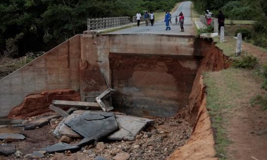 Las víctimas del ciclón Idai, que ha devastado pueblos y ciudades en el sureste de África, sobrepasan ya las 200, pero podrían superar el millar, advirtió hoy el presidente mozambiqueño, Filipe Nyusi.