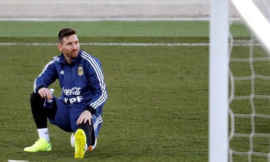 El delantero la selección de Argentina Lionel Messi durante el entrenamiento que el equipo realiza esta tarde en las instalaciones de Valdebebas, en Madrid, para preparar el partido amistoso que disputarán ante Venezuela el próximo viernes en el Wanda Metropolitano de Madrid. EFE
