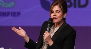 En la imagen, la vicepresidenta de Perú y congresista oficialista, Mercedes Aráoz. EFE/Archivo