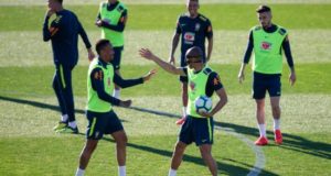 Los jugadores de la selección brasileña de fútbol participan en una sesión de entrenamiento del conjunto celebrada este miércoles en Vila Nova de Gaia, Oporto (Portugal). Brasil se enfrentará a Panamá el 23 de marzo y a la República Checa el 26 de marzo, en sendos partidos amistosos. EFE