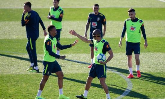 Los jugadores de la selección brasileña de fútbol participan en una sesión de entrenamiento del conjunto celebrada este miércoles en Vila Nova de Gaia, Oporto (Portugal). Brasil se enfrentará a Panamá el 23 de marzo y a la República Checa el 26 de marzo, en sendos partidos amistosos. EFE