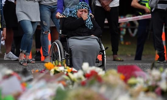 La primera ministra de Nueva Zelanda, Jacinda Arden, anunció hoy que su país prohibirá las armas semiautomáticas y de estilo militar como las usadas en el ataque supremacista que causó 50 muertos en dos mezquitas el pasado viernes