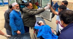 Un niño es trasladado al hospital tras resultar herido en tres explosiones ocurridas en las inmediaciones de un templo frecuentado por miembros de la minoría chií, este miércoles, en Kabul (Afganistán). EFE