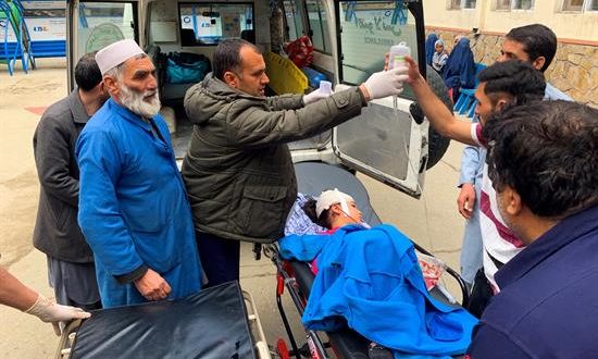 Un niño es trasladado al hospital tras resultar herido en tres explosiones ocurridas en las inmediaciones de un templo frecuentado por miembros de la minoría chií, este miércoles, en Kabul (Afganistán). EFE