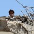 Un niño yemení contempla los escombros de una casa destruida por un bombardeo en Saná (Yemen), este lunes. EFE