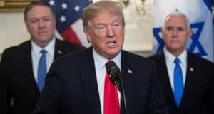 El secretario de Estado estadounidense, Mike Pompeo (i), y el vicepresidente estadounidense, Mike Pence (d), observan mientras el presidente estadounidense, Donald trump (c), ofrece una rueda de prensa junto al primer ministro israelí, Benjamin Netanyahu (no aparece), este lunes en la Casa Blanca, Washington (Estados Unidos). EFE