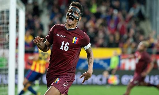 El delantero de la selección de Venezuela, Roberto Rosales, celebra el primer y único gol del equipo venezolano durante el encuentro amistoso en el estadio Montilivi, en Girona. EFE