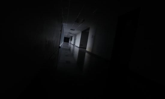 Vista de un pasillo oscuro en un edificio empresarial este lunes en Caracas (Venezuela). Un nuevo apagón afectó este lunes gran parte del territorio venezolano, solo tres semanas después de un corte que dejó sin servicio a casi todo el país. EFE