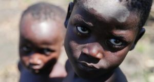 Dos niños juegan en una calle afectada por el paso del ciclón Idai en Sofala (Mozambique), este martes. EFE