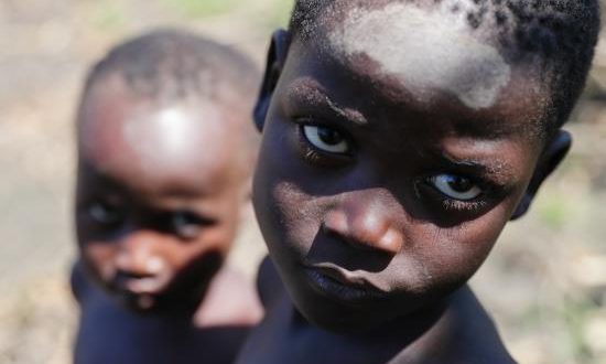 Dos niños juegan en una calle afectada por el paso del ciclón Idai en Sofala (Mozambique), este martes. EFE
