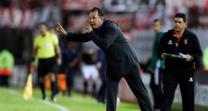 En la imagen, el entrenador peruano Juan Reynoso. EFE/Archivo