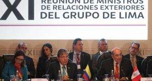 La viceministra de Asuntos Multilaterales, Adriana Mejía (i), el canciller de Colombia, Carlos Holmes Trujillo (c), y el viceministro de Relaciones Exteriores de Perú, Hugo de Zela (d), participan en una reunión del Grupo de Lima para abordar la crisis en Venezuela el 25 de febrero de 2019, en el Palacio San Carlos, sede de la Cancillería, en Bogotá (Colombia). EFE/Archivo