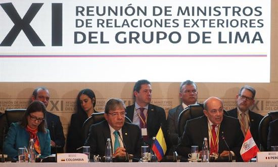 La viceministra de Asuntos Multilaterales, Adriana Mejía (i), el canciller de Colombia, Carlos Holmes Trujillo (c), y el viceministro de Relaciones Exteriores de Perú, Hugo de Zela (d), participan en una reunión del Grupo de Lima para abordar la crisis en Venezuela el 25 de febrero de 2019, en el Palacio San Carlos, sede de la Cancillería, en Bogotá (Colombia). EFE/Archivo