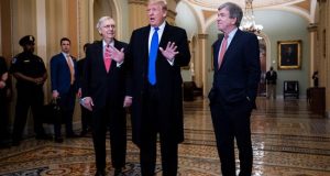 El presidente de Estados Unidos, Donald Trump (c), durante una reunión celebrada este martes en el Capitolio, en Washington (Estados Unidos). EFE