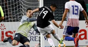 Javier Hernández (2d) de México marca un gol ante el portero de Paraguay Antony Silva (i) este martes, durante el partido amistoso internacional, entre México y Paraguay, en el Levi's Stadium de Santa Clara (EE.UU.). EFE