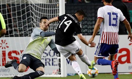 Javier Hernández (2d) de México marca un gol ante el portero de Paraguay Antony Silva (i) este martes, durante el partido amistoso internacional, entre México y Paraguay, en el Levi's Stadium de Santa Clara (EE.UU.). EFE