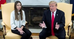 El presidente de EE.UU., Donald Trump (d), se reúne este miércoles con Fabiana Rosales, esposa del jefe el Parlamento venezolano, el opositor Juan Guaidó, en el Despacho Oval de la Casa Blanca, en Washington (EE.UU). EFE