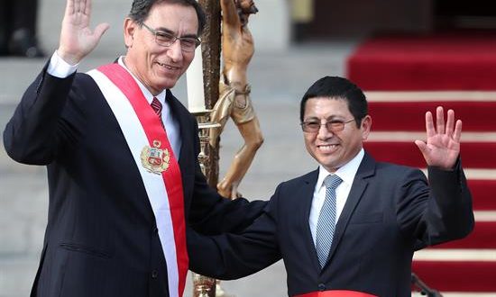En la imagen, el presidente de Perú, Martín Vizcarra, posa junto a Edmer Trujillo Mori, su ministro de Transportes y Comunicaciones. EFE/Archivo